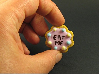 Magnet artisanal "eat me" gâteau Alice aux pays des merveilles